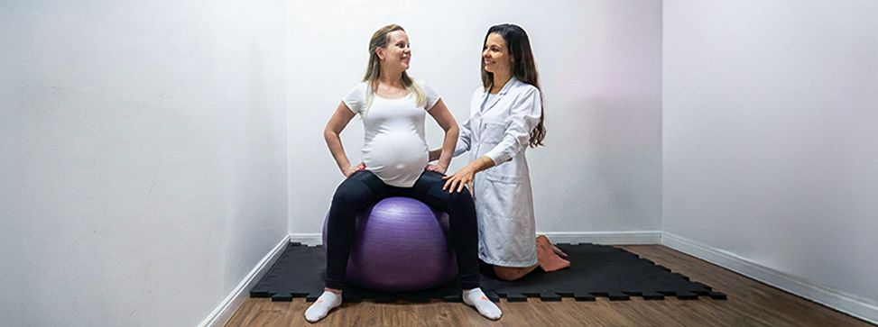 Especialista em fisioterapia pélvica e saúde feminina realizando consulta clínica na Unidade Nova Campinas da Homeostase.